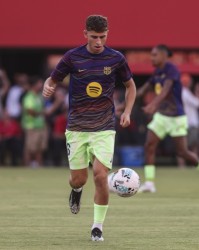 巴萨为缓解财政压力考虑出售卡萨多和费尔明，同位置球员储备充足