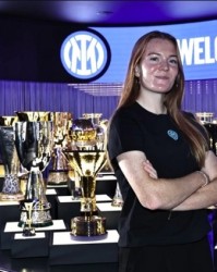 荷兰女足前锋范迪克加盟国米：很骄傲成为内拉，迫不及待上场