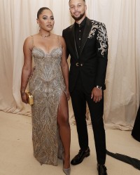 kaiyun体育网-阿耶莎分享库里初次告白趣事：全家观影时的甜蜜一刻