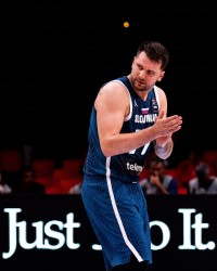 东契奇半场高效斩获24分4篮板6助攻 与约基奇展开数据对决